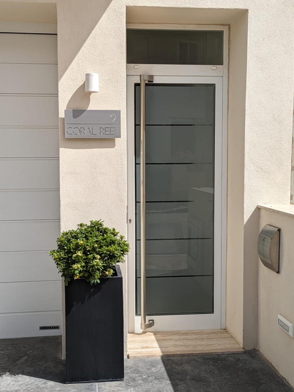 Coral Reef Apartments خليج سانت بول المظهر الخارجي الصورة